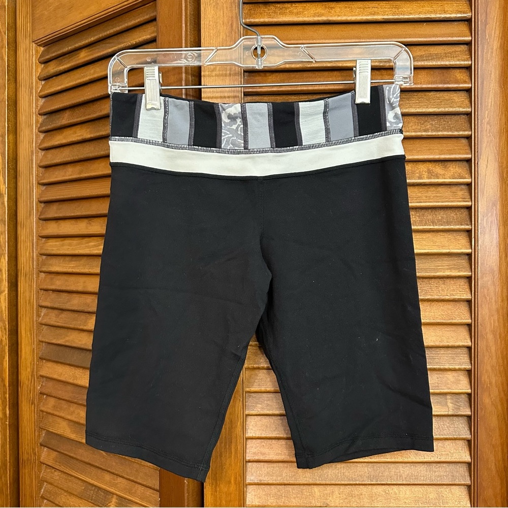 EUC Lululemon Groove bike shorts, black with gray quilting, size 6